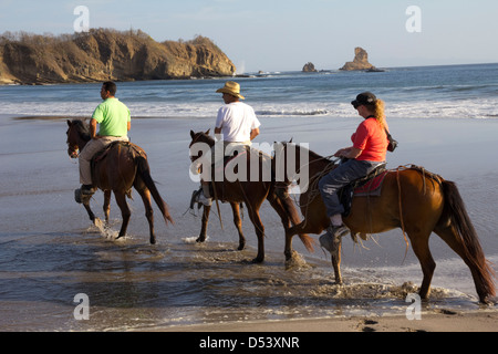 Reiten am Strand entlang, Morgans Rock Hacienda & Ecolodge, Nicaragua Stockfoto