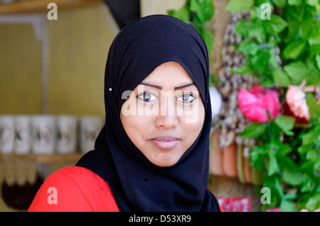 Assuan. Ägypten. Blick auf junge lächelnde Dame Stall Inhaber in den Souk (Basar oder Markt). Stockfoto