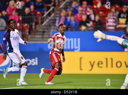 Frisco, TX, USA. 23. März 2013. FC Dallas nach vorne schaut, dass Fabian Castillo #11 auffällig den Ball vorbei an Real Salt Lake Torhüter Josh Saunders #45 (Hand im Bild), das erste Tor des Spiels Zeitraum senden der Major League Soccer Spiel im Stadion des FC Dallas in Frisco, TX. FC Dallas besiegt Real Salt Lake 2-0. Stockfoto