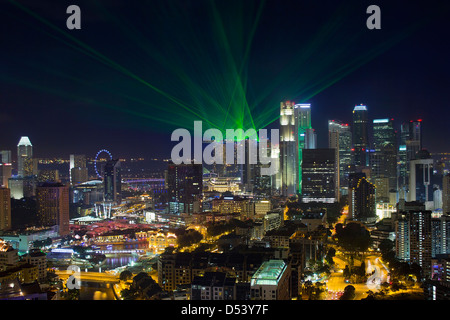 Skyline von Singapur Central Business District und Lasershow am Abend der blauen Stunde Stockfoto