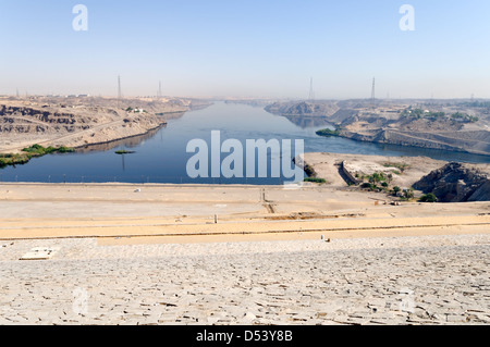 Ägypten. Der Assuan-Hochdamm fängt längsten Fluss der Welt, dem Nil, der weltweit drittgrößte Stausee, Nasser-See. Stockfoto