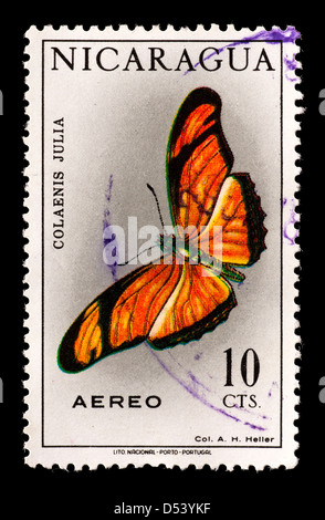 Briefmarke aus Nicaragua, die Darstellung eines tropischen Julia Schmetterlings (Dryas Iulia) Stockfoto