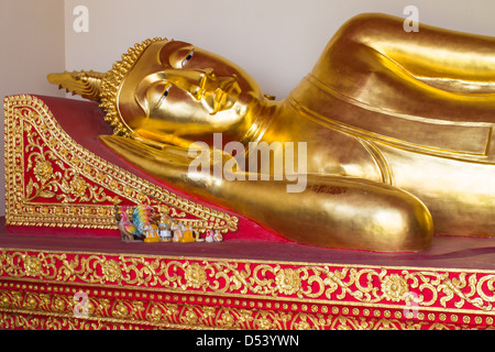 Budha Statue im Wat Phra dieses Hariphunchai Stockfoto