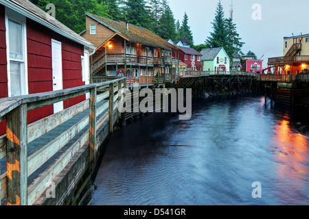 Gebäude auf Pfählen über Ketchikan Creek, historischen Creek Street, Ketchikan, Alaska Stockfoto