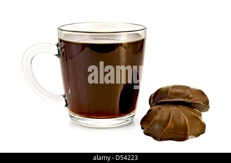 Kaffee im Glaskrug, zwei Marshmallows in Schokolade isoliert auf weißem Hintergrund Stockfoto