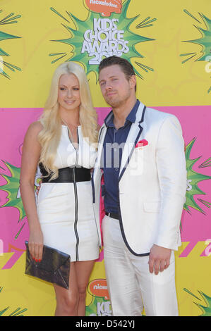 Los Angeles, USA. 23. März 2013. US-Wrestler Mike "The Miz" Mizanin (r) und Maryse Ouellet erreichen Nickelodeons 26. Annual Kids' Choice Awards am USC Galen Center in Los Angeles, USA, am 23. März 2013. Foto: Hubert Boesl/Dpa/Alamy Live News Stockfoto