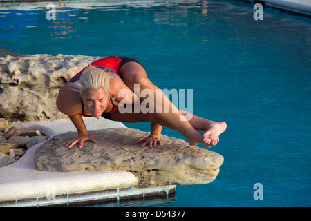 Fitness-Experte und Yoga-Trainer, Payge McMahon zeigt Yoga-Positionen in Morgans Rock Hacienda & Ecolodge, Nicaragua Stockfoto