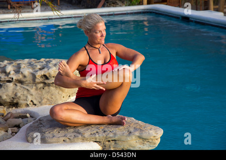 Fitness-Experte und Yoga-Trainer, Payge McMahon, demonstriert die Yoga in Morgans Rock Hacienda & Ecolodge, Nicaragua Stockfoto