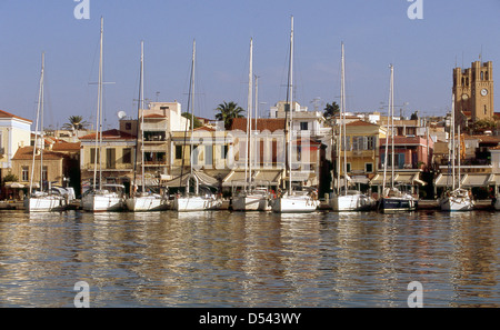 Eine Line-up von Yachten vor dem 19. Jahrhundert beherbergt von Ägina Stadt auf der Insel mit dem gleichen Namen in der griechischen Ägäis Stockfoto