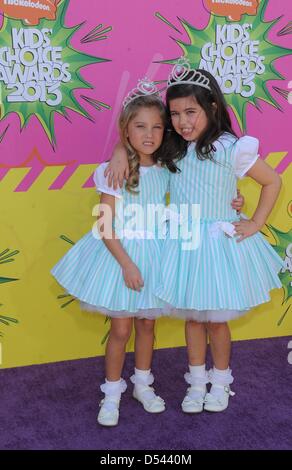 UNS Sänger Rosie McClelland (l) und Sophia Grace Brownlee am 23. März 2013 auf Nickelodeon 26. Annual Kids' Choice Awards am USC Galen Center in Los Angeles, USA, eintreffen. Foto: Hubert Boesl Stockfoto