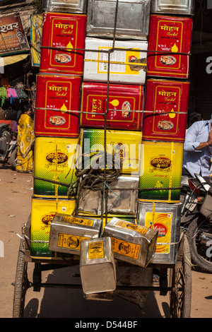 rote und gelbe Dosen, Indien Stockfoto