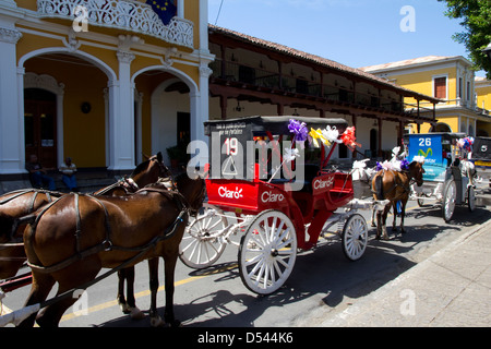 Pferdekutschen, Coches, genannt bieten eine reizvolle Touren der kolonialen Zentrum von Grenada, Nicaragua. Stockfoto