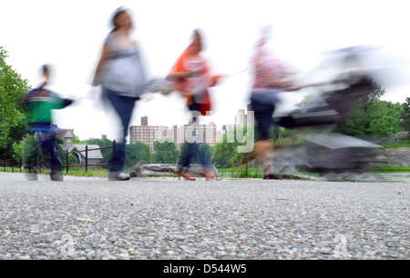 Central Park in New York City, USA-Menschen gehen, Bewegungsunschärfe Stockfoto