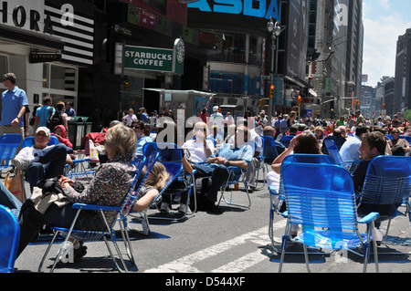 USA, New York, New York City Times Square und Broadway Pedestrian Mall, Menschen auf den Liegestühlen entspannen Stockfoto