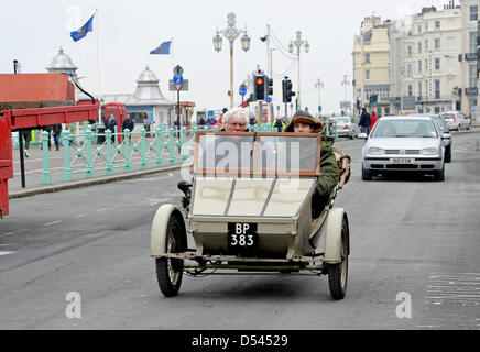 Ein dreirädriges Vintage-Motorrad fährt heute entlang der Küste von Brighton, obwohl der Pioneer Run ausfällt . März 2013 Stockfoto