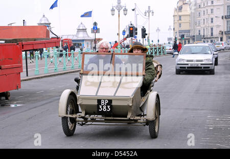 Ein dreirädriges Vintage-Motorrad fährt heute entlang der Küste von Brighton, obwohl der Pioneer Run ausfällt . März 2013 Stockfoto