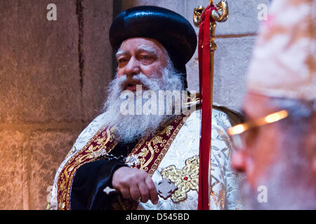 Jerusalem, Israel. 24. März 2013. Anba Abraham, koptischen orthodoxen Erzbischof von Jerusalem, führt Anhänger im Gebet an der koptischen Kapelle in der Kirche des Heiligen Grab am Palmsonntag. Jerusalem, Israel. 24. März 2013.  Christen feiern triumphalen Einzug Jesu in Jerusalem am Palmsonntag mit Prozessionen und Gebet in der Kirche des Heiligen Grabes. Bildnachweis: Nir Alon/Alamy Live-Nachrichten Stockfoto