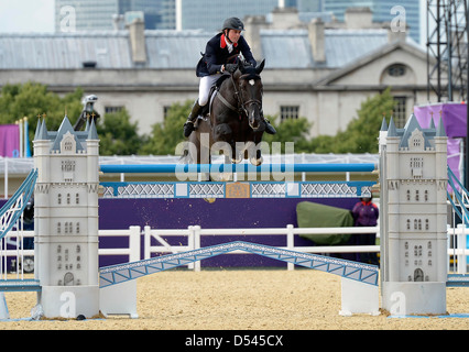 Ben Maher Reiten Tripple X (GBR, Großbritannien) springt die letzten Zaun in der Jumpoff. Team-Springreiten Stockfoto