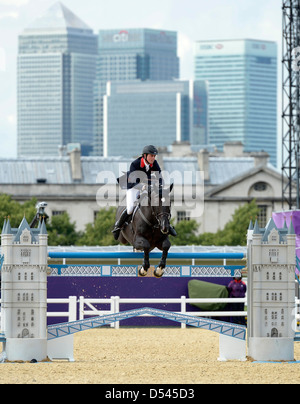 Ben Maher Reiten (GBR, Großbritannien) springt die letzten Zaun in der Jumpoff. Team-Springreiten Stockfoto