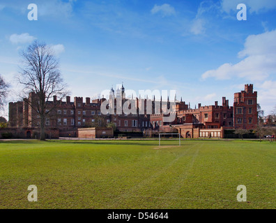 Historische Gebäude des Eton College betrachtet über Spielfelder Stockfoto