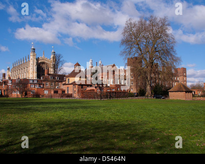 Eton College Kapelle Rückansicht und umliegende Gebäude und Gelände. Stockfoto