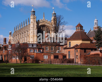 Eton College Kapelle Rückansicht und umliegende Gebäude und Gelände. Stockfoto