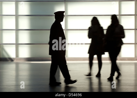 Berlin, Deutschland, die Silhouette der Wächter und Passanten Stockfoto