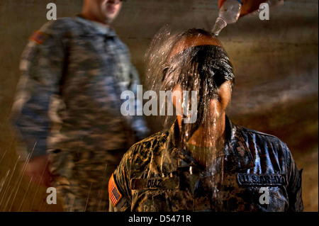 US-Armee Sgt. Fernando Diaz blind gefaltet hat eiskaltes Wasser während einem mock Verhör simuliert Waterboarding 30. August 2012 Schofield Barracks in Wahiawa, Hawaii über den Kopf geworfen. Stockfoto