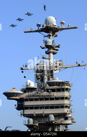 U.S. Navy Flugzeug bricht Bildung über das Flugdeck des Flugzeugträgers USS John C. Stennis in das Arabische Meer. Die Stennis unterstützt den Krieg in Afghanistan. Stockfoto