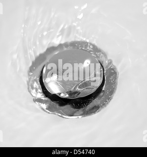 Nahaufnahme eines Steckers Badewanne mit Wasser Stockfoto