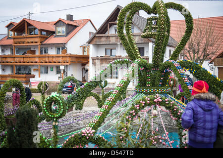 Ein Oster-Brunnen ist mit bemalten Eiern in Bieberbach, Deutschland, 24. März 2013 eingerichtet. Das Osterfest ist auch eine deutsche Tradition der öffentlichen Brunnen oder Brunnen mit Ostereier zu Ostern dekorieren. Es begann im frühen 20. Jahrhundert in der Fränkischen Schweiz-Region Oberfranken. Foto: DAVID EBENER Stockfoto