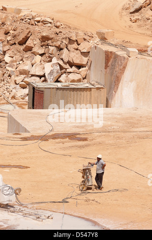 Arbeitnehmer einen Draht operativen sah in einem Marmor-Steinbruch in Alentejo, Portugal Stockfoto