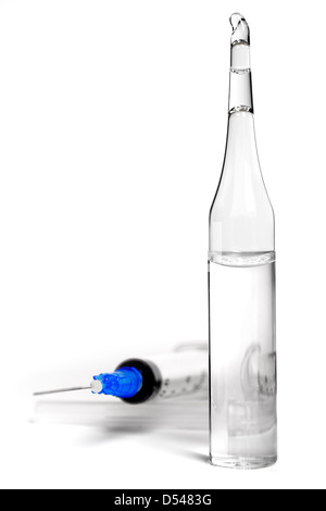 Ampulle mit Drogen- und Spritze auf weißem Hintergrund Stockfoto