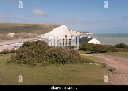 Sieben Schwestern natürliche Kreidefelsen ikonischen zur Darstellung von weißen Klippen von Dover am sonnigen Tag strahlend blauen Himmel Stockfoto