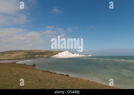 Sieben Schwestern natürliche Kreidefelsen ikonischen zur Darstellung von weißen Klippen von Dover am sonnigen Tag strahlend blauen Himmel Stockfoto