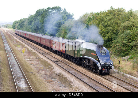 Dampflok zieht einen Personenzug auf der Hauptstrecke in Mirfield, West Yorkshire, England Stockfoto