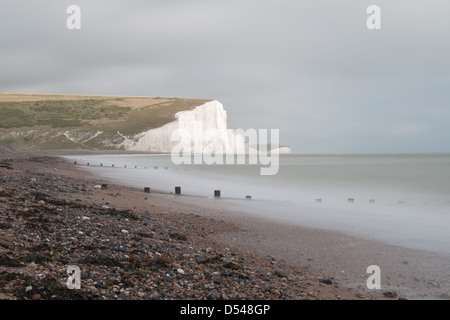 Seegang sehr stürmischem Wetter an natürlichen Kreidefelsen Seven Sisters ikonischen zur Darstellung von weißen Klippen von Dover Stockfoto