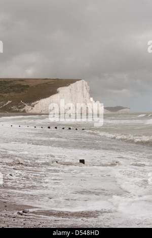 Seegang sehr stürmischem Wetter an natürlichen Kreidefelsen Seven Sisters ikonischen zur Darstellung von weißen Klippen von Dover Stockfoto