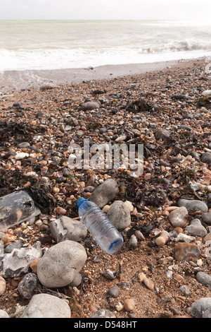 Kunststoff-Flasche Strand angespült, entstanden menschliches Verhalten und Mangel an Respekt für die Umwelt in Kunststoff Einlagen weltweit Stockfoto