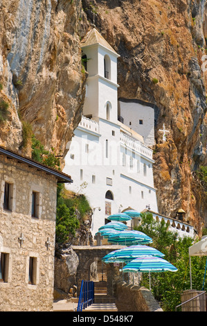 altes Kloster Ostrog gebaut auf einen Berg in Montenegro Stockfoto