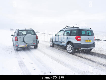 Englisch Peak District, Derbyshire, UK. 24. März 2013, schwierige Fahrbedingungen auf der B6054 zwischen Baslow und Hathersage. Starker Schneefall und starkem Wind wurden Triebschnee, die Straße zu blockieren verursacht. Bildnachweis: eye35/Alamy Live-Nachrichten Stockfoto