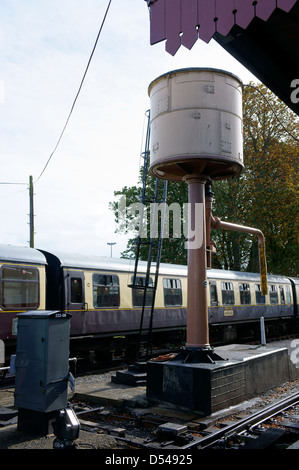 Wassertank mit Dampf Waggons hinter bei Dartmouth Steam Railway in Paignton, Devon. Stockfoto