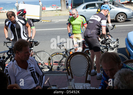 Radfahrer treffen sich im Café Local Camps Bay in Kapstadt - Südafrika Stockfoto