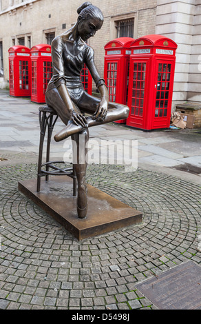 Junge Tänzerin Bronze Statue von Enzo Plazzotta, Broad Court, Covent Garden, London, England, UK Stockfoto