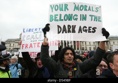 London, UK. 24. März 2013. Pro Homosexuell Counter Demo auf französische Anti-Homosexuell Ehe Protest auf dem Trafalgar Square, Credit: Mario Mitsis / Alamy Live News Stockfoto