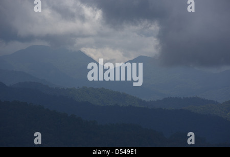 Tropische Gewitter über Hügel in unberührten Regenwald bedeckt. Provinz Pahang, Malaysia Stockfoto