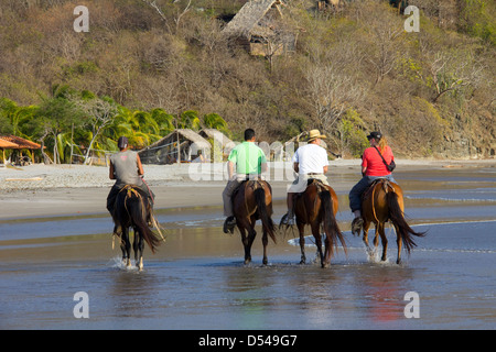 Reiten am kilometerlangen Strand von Morgans Rock Hacienda & Ecolodge, in der Nähe von San Juan del Sur, Nicaragua. Stockfoto