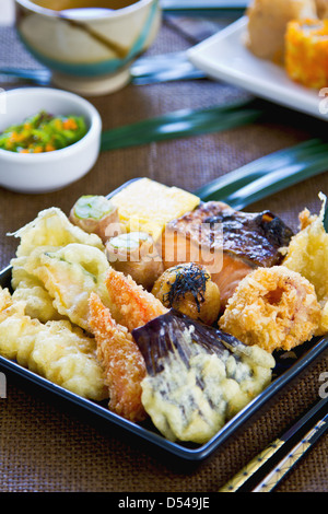 Japanische Bento Satz enthalten Sorten von Gemüse und Fisch in Teig mit Nori maki Stockfoto