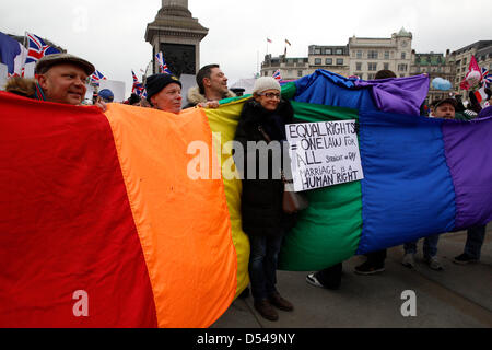 London, UK. 24. März 2013.  Demonstranten gegen Homophobie und für Homo-Ehe hielten während der Demo Regenbogenfahnen und Plakate. Französische Demonstranten neben religiösen Gruppen organisieren eine Anti-Homosexuell Rallye auf dem Trafalgar Square.  Anglican Mainstream drängen Christen wiederum bis zu protestieren Stockfoto