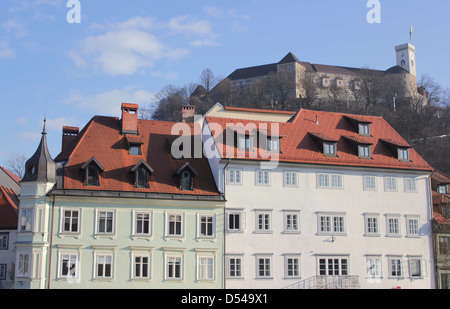 Städtische Bauten und die Burg im Hintergrund, Ljubljana, Slowenien Stockfoto